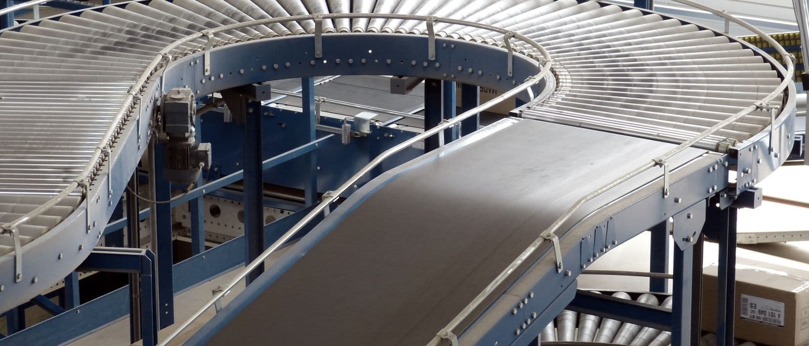 Roller conveyor in a distribution facility